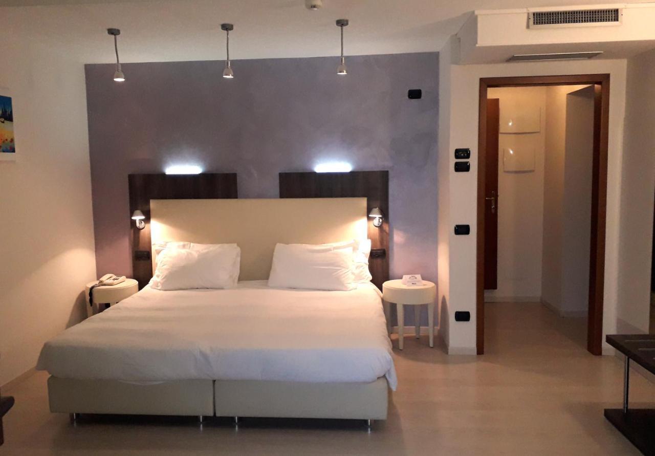 Hotel L'Approdo Петенаско Екстериор снимка